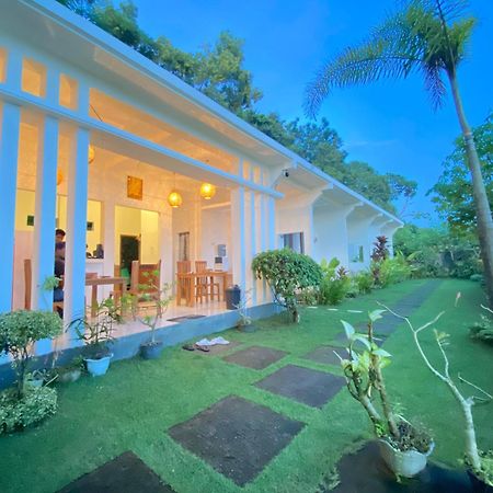 Отель The Hill View Lombok Kuta  Экстерьер фото