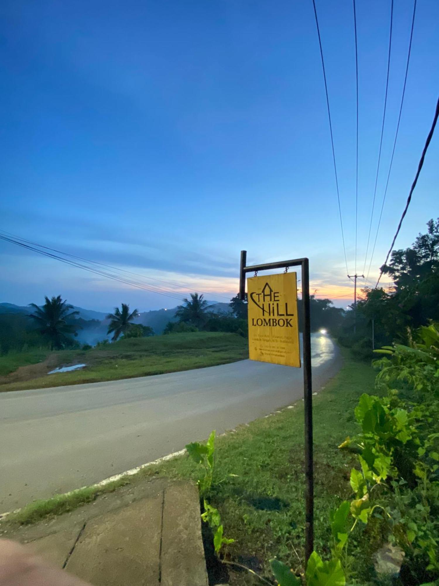 Отель The Hill View Lombok Kuta  Экстерьер фото
