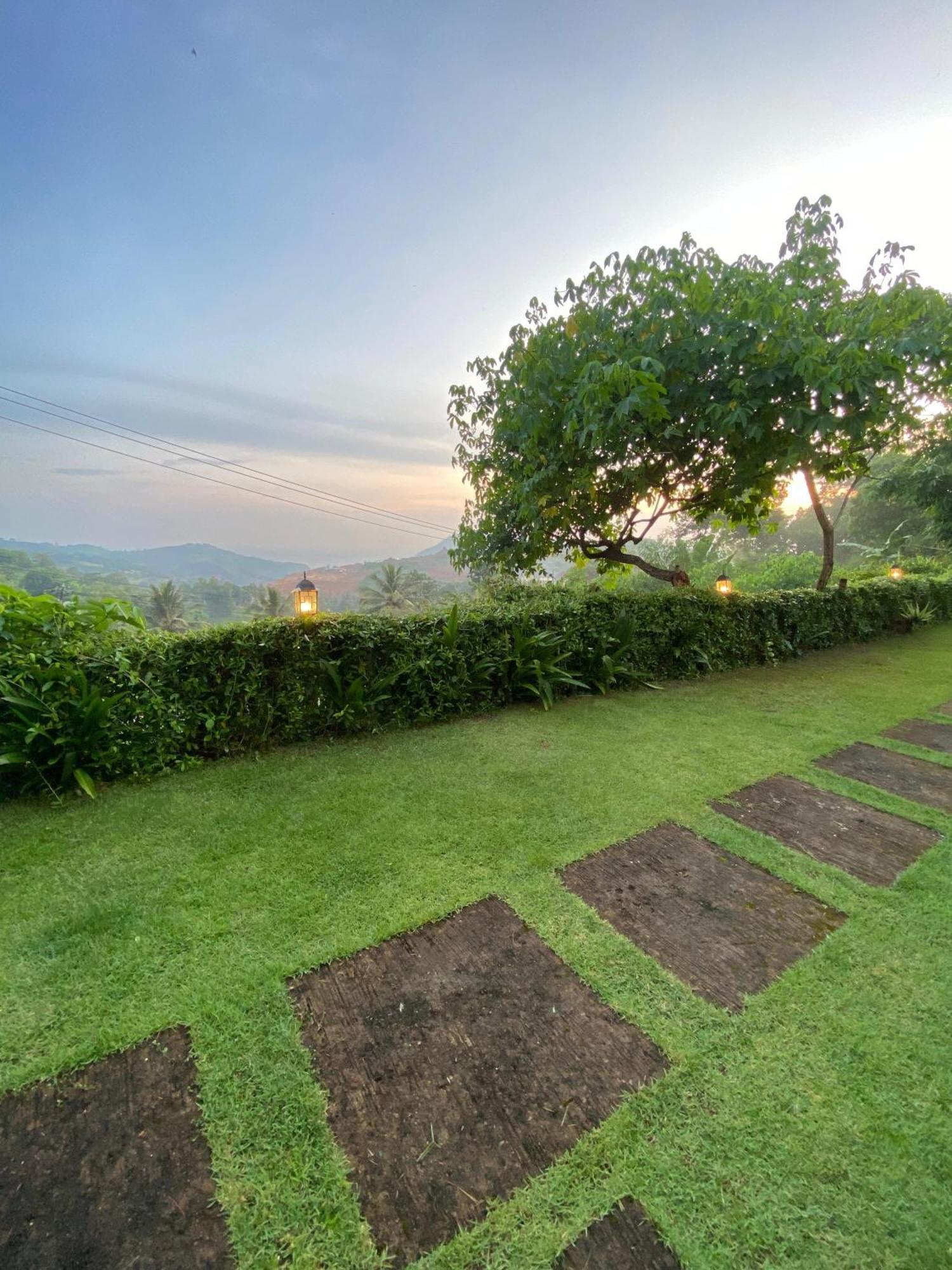Отель The Hill View Lombok Kuta  Экстерьер фото