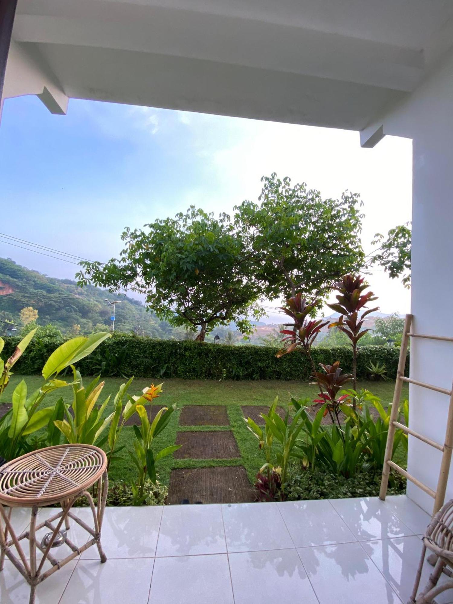 Отель The Hill View Lombok Kuta  Экстерьер фото