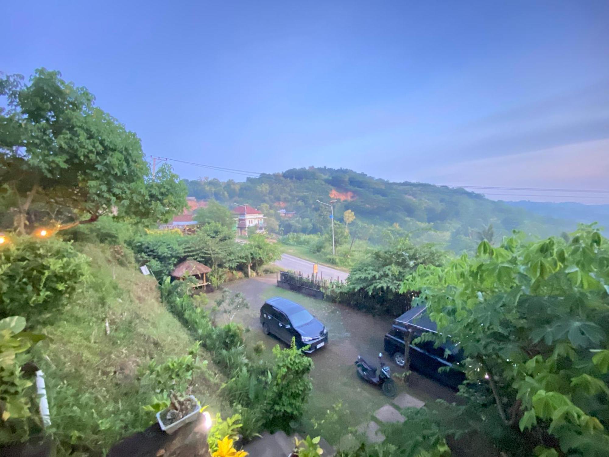 Отель The Hill View Lombok Kuta  Экстерьер фото