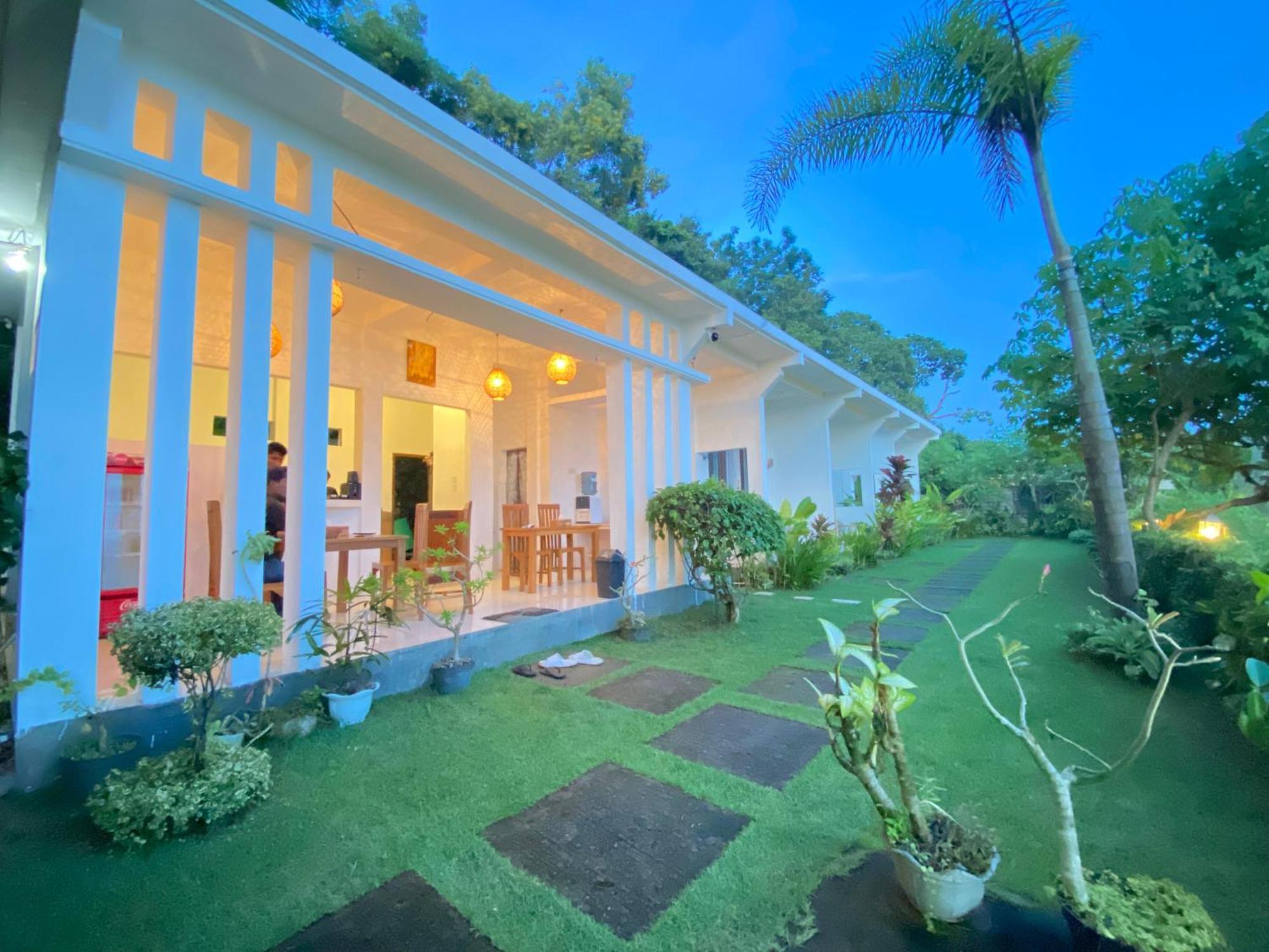 Отель The Hill View Lombok Kuta  Экстерьер фото